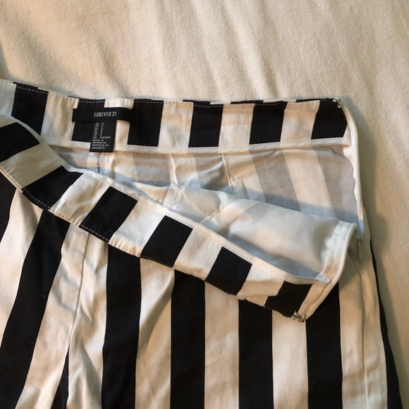 Women’s striped shorts - Picture 2 of 3